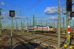 146 566 schiebt am 07.03.22 einen DOSTO-IC durch das Gleisvorfeld des Leipziger Hauptbahnhofs.