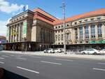 Hauptbahnhof Leipzig, Straßenfassade mit Taxistand am 21.07.2019.