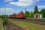 Als Zuglok eines gemischten Gterzugs ist 189 003 in Niederndodeleben auf dem Weg in Richtung Magdeburg.