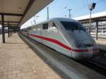 401 009 ist in Nrnberg Hauptbahnhof eingefahren und wartet im Schatten der Bahnsteigberdachung auf seine Weiterfahrt gen Norden.