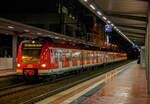 Zwei gekuppelte vierteilige ET 423 (geführt von 423 023-9) der S-Bahn Köln (betrieben durch die DB Regio AG – NRW) haben am 20 Februar 2017 (22.58 Uhr), als S 12 von Au/Sieg nach