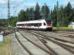 RABe 521 207 fhrt am 31.7.13 in Singen ein. Zwischen Konstanz und Engen betreibt eine deutsche Tochtergesellschaft der SBB den s-bahn-hnlichen Seehas-Verkehr, der mit diesen FLIRT-Triebwagen abgewickelt wird.