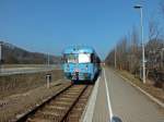 VT 407 der KML in Wippra, 11.3.14. Nachdem der Zug auf der Hinfahrt nur durch zwei Fotografen und (zeitweise) einen regulren Frahgast bevlkert wurde, zeigte sich auf der Rckfahrt, dass die Bahnverbindung zumindest zwischen Mansfeld und Klostermansfeld auch dem Schlerverkehr dient.