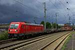 In einer kurzen Sonnenlcke durchfhrt 187 148 am 01.08.2023 mit einem gemischten Gterzug Witten Hbf in Richtung Hagen.