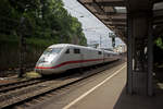 Auf dem Weg nach Berlin verlsst 402 005 am 08.06.17 Wuppertal Hbf.