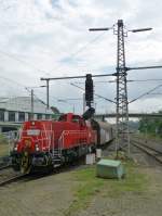 265 030 am Morgen des 14.8.2015 mit einer kurzen Übergabe, wahrscheinlich aus Richtung Ronsdorf, erreicht den S-Bahnsteig in Oberbarmen.