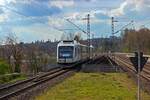 Aus dem Gegenlicht kommend wird 609 109 der Regiobahn in wenigen Augenblicken den Haltepunkt Sonnborn durchfahren.