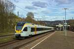 Eine Doppeltraktion FLIRT von keolis, bestehend aus 429 015 und 428 128 durchfhrt am 03.04.2021 auf dem Weg nach Hamm die S-Bahn-Station Wuppertal-Sonnborn.