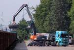 Blick von der Verladerampe der Ladestrasse in Jübek auf die heutige Dünger-Kalk Verladung, neuer Bagger neues EVU und eine freundliche LKW Truppe sorgten für gute Stimmung in Jübek. 11.08.2015