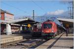 Die ÖBB 1116 259 wartet in Singen mit ihrem IC von Zürich nach Stuttgart auf die baldige Abfahrt.