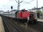  Dreibein  363 676 rangierte den Autozug aus Wien in Hamburg Altona vom Bahnsteig.