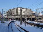 Hamburg Hbf am 18.12.10 recht´s steht ICE38/ICE381 von   Koebenhavn und Aarhus Richtung Berlin Gesundbrunnen.