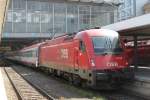 1216 022 wartet auf die Ausfahrt im Mnchener Hbf.(23.04.2011)