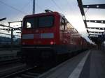 112 106-0+112 111-0 warten mit RE33105 von Rostock Hbf Richtung Lutherstadt Wittenberg auf die Ausfahrt im Rostocker Hbf.Die 112 106 lief als berfhrung von Rostock nach Berlin-Lichtenberg bis