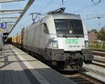 ES64 U2-101(182 601-5)mit Holzzug von Rostock-Bramow nach Stendal-Niedergrne bei der Durchfahrt im Rostocker Hbf.24.09.2011