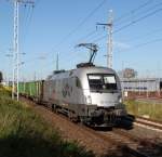 ES 64 U2-100 mit Holzzug von Rostock-Bramow nach Stendal-Niedergrne kurz nach der Ausfahrt im Rostocker Hbf.30.09.2011