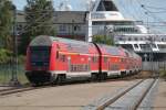 RE 18590 von Berlin Hbf(tief)nach Warnemnde bei der Durchfahrt im Haltepunkt Warnemnde Werft.02.06.2012 