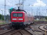 112 123 schiebt RE5 von Stralsund Richtung Falkenberg(Elster)aus dem Bahnhof Stralsund.(28.08.10)