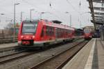 Whrend 623 520-3 bis zur Abfahrt als Leerzug im Rostocker Hbf Zeit hatten herrschten beim RE9 weiter hinten Japanische Verhltnisse alles wollte rein was noch ging.29.01.2016