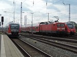 Ein Desiro, ein Hamster und ein RE5 am 3.9.16 im Rostocker Hbf