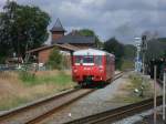 Die Neustrelitzer Ferkeltaxe 172 001/601 kam,am 20.August 2011,von Lauterbach Mole in Putbus,auf dem Nebengleis wartete der Rasende Roland.