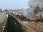 Wie in alten Zeiten dampfte eine Dampflok an der Warschauer Brcke in Berlin vorbei,nur schob (!),am 29.Oktober 2011,die 52 8177 den Zug auf dem Bild zum Ostbahnhof.