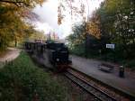 99 4011 mit dem P 108 Ghren-Putbus am 23.Oktober 2010 bei der Durchfahrt in Sellin West.