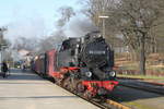 99 2322-8 mit MBB 14619 von Khlungsborn West nach Bad Doberan bei der Einfahrt in Bad Doberan.28.01.2017