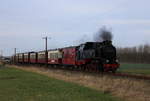 99 2323-6 mit MBB14619 von Kühlungsborn West nach Bad Doberan bei der Einfahrt im Haltepunkt Steilküste/Wittenbeck.05.01.2020