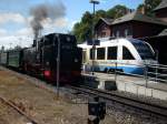 99 1782 und OLA-Triebwagen 701 traffen sich in Putbus am Gemeinschaftsbahnsteig.