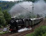 Der vierte Dampf-Sonderzug zum  Rhein in Flammen  wurde von 01 1066 gezogen die Bacharach ordentlich einnebelte...sie hatte aber etwas Unterstützung am Zugende.