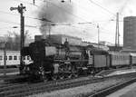 01 154 (mit Henschel Mischvorwärmer) des Bw Nürnberg Hbf vor E 577 Stuttgart Hbf - Nürnberg Hbf, Stuttgart Hbf 15.5.1964 