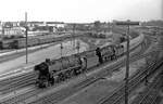 01 1102 + 01 1061 vor E 588 (Hamburg Altona-Kiel Hbf) bei der Einfahrt in den Kieler Hbf 15.5.1972.