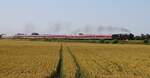 01 1104 mit 11 Wagen langem Sonderzug auf der Fahrt nach Westerland (Sylt) , aufgenommen in Struckum 08.07.2023 