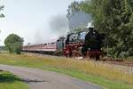 01 1104 röhrt mit dem Sonderzug nach Westerland (Sylt) unter Volldampf den Fichtenweg in  Langenhorn (Schleswig) entlang 08.07.2023