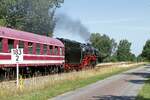 Nachschuß auf 01 1104 mit Sonderzug nach Westerland (Sylt) in Langenhorn Fichtenweg 08.07.2023