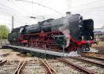 01 2066-7 wird auf der Drehscheibe im Bahnpark Augsburg am 11.10.2015 gedreht.