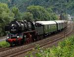 Der zweite Dampf-Sonderzug an diesem Tage wurde gezogen von 50 3552-2 die hier Bacharach durchfahren hat und auf dem Weg nach Oberwesel ist.