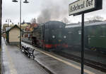 Die sächsische VII K (Altbau) Dampflok 99 1761-6 rangiert am 07 Dezember 2022 im Schmalspur-Bahnhof Radebeul Ost, um sich gleich vor, unseren Zug, den Lößnitzdackel (Lößnitzgrundbahn) für die Abfahrt in Richtung Moritzburg, zusetzen. 

Die 750 mm-schmalspurige Dampflok der Altbau-Baureihe 99.73-76 wurde 1933 von der BMAG - Berliner Maschinenbau-Actien-Gesellschaft vormals L. Schwartzkopff in Berlin unter der Fabriknummer 10152 gebaut und als 99 761an die DRG - Deutsche Reichsbahn-Gesellschaft geliefert.