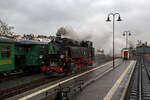 Die sächsische VII K (Altbau) Dampflok 99 1761-6 rangiert am 07 Dezember 2022 im Schmalspur-Bahnhof Radebeul Ost, um sich gleich vor, unseren Zug, den Lößnitzdackel (Lößnitzgrundbahn) für die Abfahrt in Richtung Moritzburg, zusetzen. 

Die 750 mm-schmalspurige Dampflok der Altbau-Baureihe 99.73-76 wurde 1933 von der BMAG - Berliner Maschinenbau-Actien-Gesellschaft vormals L. Schwartzkopff in Berlin unter der Fabriknummer 10152 gebaut und als 99 761an die DRG - Deutsche Reichsbahn-Gesellschaft geliefert.