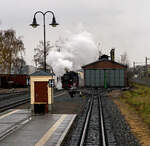 Die sächsische VII K (Altbau) Dampflok 99 1761-6 rangiert am 07 Dezember 2022 im Schmalspur-Bahnhof Radebeul Ost, um sich gleich vor, unseren Zug, den Lößnitzdackel (Lößnitzgrundbahn) für die Abfahrt in Richtung Moritzburg, zusetzen. 

Die 750 mm-schmalspurige Dampflok der Altbau-Baureihe 99.73-76 wurde 1933 von der BMAG - Berliner Maschinenbau-Actien-Gesellschaft vormals L. Schwartzkopff in Berlin unter der Fabriknummer 10152 gebaut und als 99 761an die DRG - Deutsche Reichsbahn-Gesellschaft geliefert.