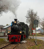 Die Jung Schmalspur Dampflok 20  Haspe  der Selfkantbahn bzw. Interessengemeinschaft Historischer Schienenverkehr e. V. (IHS) zieht ihren Personenzug am 31 M�rz 2013 bei Birgden in Richtung Gillrath. 

Fahrzeuggeschichte:
Die Dampf-Tenderlokomotive wurde 1956 von der Arnold Jung Lokomotivfabrik GmbH, Jungenthal bei Kirchen an der Sieg unter der Fabriknummer 12783 und an die 900 mm-Werksbahn der Kl�ckner-H�tte in Hagen-Haspe. Im Zuge der Stillegung der Hasper H�tte kaufte die IHS 1972 auch die 20 und 21 und lies diese in der Werkstatt der DVG (Duisburger Verkehrsgesellschaft AG) auf 1.000 mm umspuren. 1980 Taufe auf den Namen „Haspe“.
