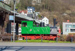 Die Hohenzollern Meterspur-Dampflok Carl 13 der ehemaligen Kreis Altenaer Eisenbahn (ex Kreis Altenaer Schmalspur-Eisenbahn-Gesellschaft) am 08 März 2014 beim Bahnhof Altena als Denkmallok. 

Der C-Kuppler wurde 1907 von der Aktiengesellschaft für Lokomotivbau Hohenzollern in Düsseldorf unter der Fabriknummer 2241 gebaut und als Lok Nr. 13  Carl  an die Kreis Altenaer Schmalspur-Eisenbahn-Gesellschaft (KAS) geliefert. Ab dem 1. Juni 1922 firmierte die Bahn dann als Kreis Altenaer Eisenbahn AG (KAE). Die Lok wurde 1960 ausgemustert und ging in den Besitz der Stadt Altena über und wurde 1961 als  Denkmal  aufgestellt. Jedoch verfiel die Lok zusehends und so konnte die Kleinbaan Service B.V. (Hezingen/NL) im Jahr 2018 die Lok schließlich von der Stadt Altena erwerben. Erste Schritte hin zu einer betriebsfähigen Aufarbeitung wurden bereits getätigt, u.a. wurde bereits ein Neubaukessel gebaut.

Weitere Informationen zu diesem Fahrzeug:
Die Kreis Altenaer Schmalspurbahn (KAS) beschaffte für ihre Strecken Lüdenscheid - Altena, Lüdenscheid - Werdohl und Halver - Schalksmühle von 1887 bis 1916 in mehreren Tranchen insgesamt 16 nahezu gleiche dreiachsige Naßdampf-Tenderlokomotiven mit den Nummern 1 bis 16 von der Lokomotivfabrik Hohenzollern in Düsseldorf. Alle Lokomotiven trugen auch Namen, die Lok 13 erhielt den Namen  CARL . Aufgrund des schmalen Lichtraumprofils der zumeist auf den Straßen in den engen Tälern trassierten Strecken waren die Fahrzeuge der ab 1922 Kreis Altenaer Eisenbahnbahn (KAE) genannten Bahn lediglich maximal 2,1 Meter breit und unterscheiden sich damit merklich von den meisten deutschen Meterspurbahnen.

Bei Stillegung der KAE-Strecken 1967 blieb diese Lok zusammen mit ihrer Schwesterlok 15  HERMANN  erhalten und erinnerte in Altena als Denkmal an die Verkehrsgeschichte im Sauerland. Jedoch verfiel die Lok zusehends und so konnte Kleinbaan Service sie schließlich 2018 von der Stadt Altena erwerben. In Altena wurde anstelle des früheren Lokdenkmals am Bahnhof eine Lokattrappe vor der nordwestlichen Tunneleinfahrt als Ersatz aufgestellt.

Geschichte:
1907 bis 1912 erhielt die Kreis Altenaer Schmalspur-Eisenbahn-Gesellschaft (KAS) im Sauerland zur Erweiterung des Lokomotivparks fünf Lokomotiven von der Düsseldorfer Maschinenfabrik Hohenzollern, die weitgehend eine Weiterentwicklung der vorhandenen Lokomotiven 1 bis 9 aus den Jahren 1887/1888 darstellten. Der Kessel war größer dimensioniert und die Lokomotiven hatten nun einen Dampfdom. Auf dem Kessel waren zwei Sandbehälter. Die Glocke war vor dem Schornstein angebracht. 1907 wurde die erste Lok geliefert, 1911 und 1912 jeweils zwei.

Die Lokomotiven wurden auf den steigungsreichen Strecken Lüdenscheid–Altena und Lüdenscheid–Werdohl eingesetzt. Wurden die meisten Lokomotiven 1956 bis 1958 ausgemustert, erhielt die Lok HERMANN 1962 noch einmal eine Hauptuntersuchung und erledigte bis 1967 zusammen mit der Diesellok V 15 den Restverkehr der KAE zwischen Lüdenscheid und Brüninghausen.

Konstruktive Merkmale:
Weil die Gleise überwiegend an der Straße lagen, waren die Lokomotiven wie alle KAE-Fahrzeuge besonders schmal ausgeführt. Der Rahmen war gegenüber den früheren Loks verstärkt. Die mittlere Achse hatte Seitenspiel. Die Lokomotiven hatten Flachschieber und eine Allan-Steuerung. Es gab zwei nichtsaugende Strube-Injektoren zur Kesselspeisung und auf dem Kessel ein Sicherheitsventil der Bauart Hohenzollern. Die Feuerbüchse war aus Kupfer. Die Wasserkästen lagen seitlich vom Kessel, die Kohle war links vom Kessel untergebracht. Ursprünglich hatten die Führerhäuser keine Türen, sie wurden erst später angebracht.

Eine Besonderheit waren die bei der KAE verwendeten eckigen, nach außen abgerundeten, Pufferteller, die auch in engen Kurven ein Überpuffern verhindern sollten. Aufgrund der großen Überhänge hatten sie einen unruhigen Lauf. Die Steigungsstrecken führten dazu, dass sie einen hohen Kohleverbrauch hatten, aber sie waren leistungsfähig.

TECHNISCHE DATEN:
Baujahr: 1907
Hersteller: Aktiengesellschaft für Lokomotivbau Hohenzollern (Düsseldorf Grafenberg)
Fabriknummer: 2241
Spurweite: 1.000 mm (Meterspur)
Achsanordnung: 	C n2t
Länge über Puffer: 6.200 mm
Achsstand: 1.860 mm (2 x 930 m)
Raddurchmesser: 780 mm (neu)
Breite 2.100 mm
Höhe: 3.600 mm
Eigengewicht der Lok: 19,5 t
Dienstgewicht: 23,3 t
Höchstgeschwindigkeit: 30 km/h
Leistung: 177 PS´
Kesseldruck: 12 kg/cm² (12 bar)
Zylinderanzahl: 2 (Ø 300 mm x 400 mm Hub)
Rostfläche: 0,70 m²
Heizfläche: 38,21 m², 106 Heizrohre 2.560 mm lang
Kohlevorrat: 0,8 t
Wasservorrat: 3,0 m³
Bremse: Wurfhebelbremse und Dampfbremse
