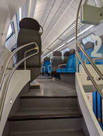 Innenraum des sechsteiligen Doppelstocktriebwagen Stadler KISS (160) - ET 610 (94 80 0445 010-2 D-WFB ff.) der WestfalenBahn, hier Blick von der Treppe ins Oberdeck.

Osnabrück 21 Januar 2025