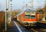 RE 7(SH-E) mit Schublok 6 112 167 beim Halt in Schleswig.