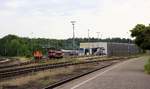 Nachdem die Züge nach Kiel und St.Peter-Ording Husum verlassen hatten öffneten sich die Gleissperren und gaaaanz langsam bewegte sich der BTE Leerzug aus dem Bw Richtung Bahnhof Husum.