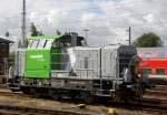 650 114-8 ist die neue Rangierlok im Rostocker Hbf am 30.06.2013 lies Sie sich in aller Ruhe vom Fotografen fotografieren.