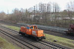 214 002-8 ist am 26.03.2023 im Tostedter Bahnhof auf Rangierfahrt.