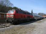 218 380-4 hatte,am 14.April 2013,den Uex 2427 nach Kln,noch nicht an den Bahnsteig in Heringsdorf umgesetzt.