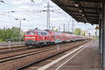 MEG 305 (218 467-9) Mitteldeutsche Eisenbahn GmbH mit 19 Schrottwagen in Berlin-Schnefeld Flughafen und fuhr weiter Richtung Glasower Damm.